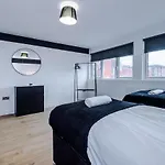 A-K Apartments- Vibrant City Centre Apartment Sleeping 5 Guests