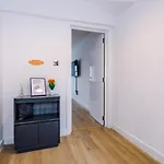 A-K Apartments- Vibrant City Centre Apartment Sleeping 5 Guests